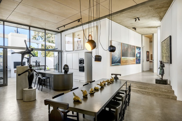 Дом и галерея Куншуйс / Strukt Architects - Фотография интерьера, кухни, стола, стула