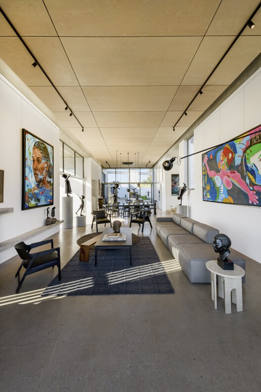 Дом и галерея Куншуйс / Strukt Architects - Фотография интерьера, гостиная