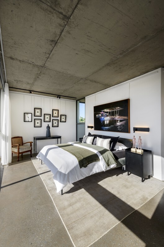 Дом и галерея Куншуйс / Strukt Architects - Фотография интерьера, спальня, стол, кровать, стул, окна