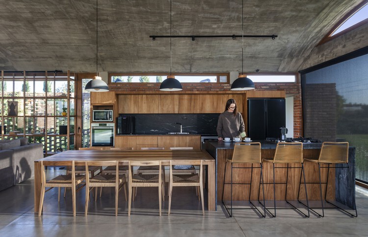 Volt House / Estudio PK - Фотография интерьера, кухня, стол, балка