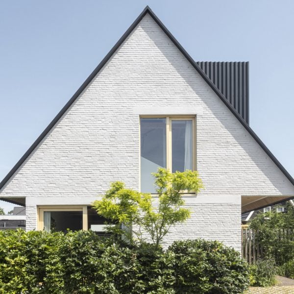 Chris Collaris Architects венчает Lime Wash House с огромной крышей