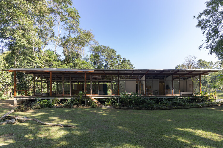 Canto Verde House / Kiti Vieira Arquitetura - Экстерьерная фотография, Окна, Сад