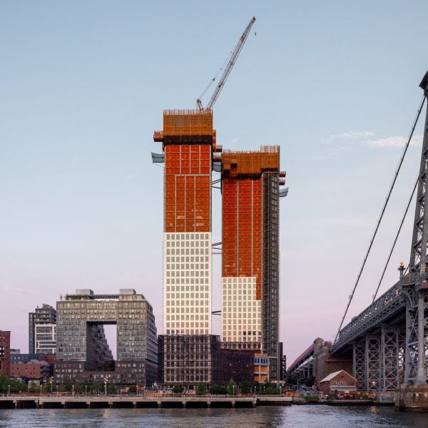 Двойные фарфоровые небоскребы от Selldorf Architects возвышаются в Бруклине