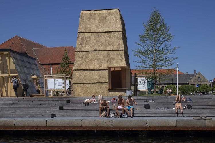 Кирпичный павильон с соломенной крышей / RØNNOW LETH & GORI + CINARK - Экстерьерная фотография