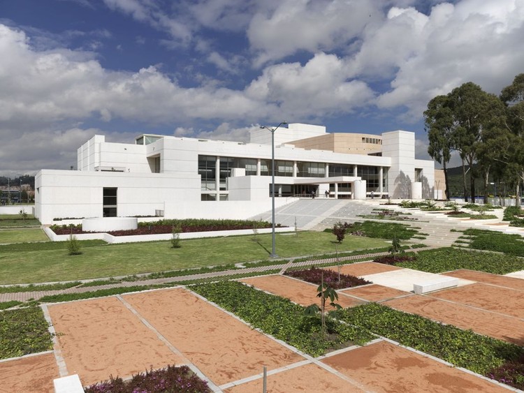 Классика архитектуры: Культурный центр Хулио Марио Санто-Доминго / Bermúdez Arquitectos — изображение 1 из 33