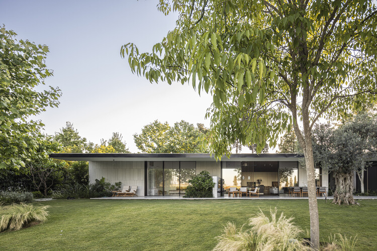 Пейзажный дом / Ruth Packer Rona Levin Architects - Экстерьерная фотография, сад, окна