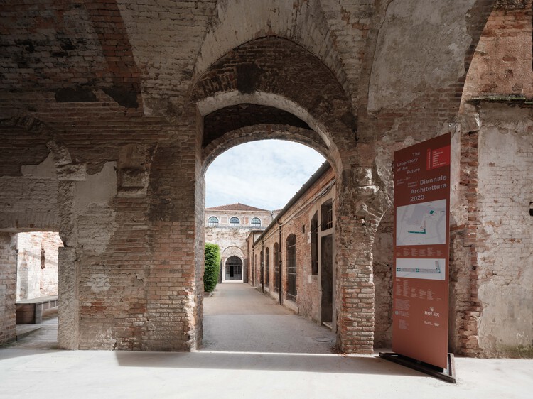 «Лиминальность» от Neri&Hu исследует зону между теорией и практикой на Венецианской биеннале 2023 — изображение 1 из 13