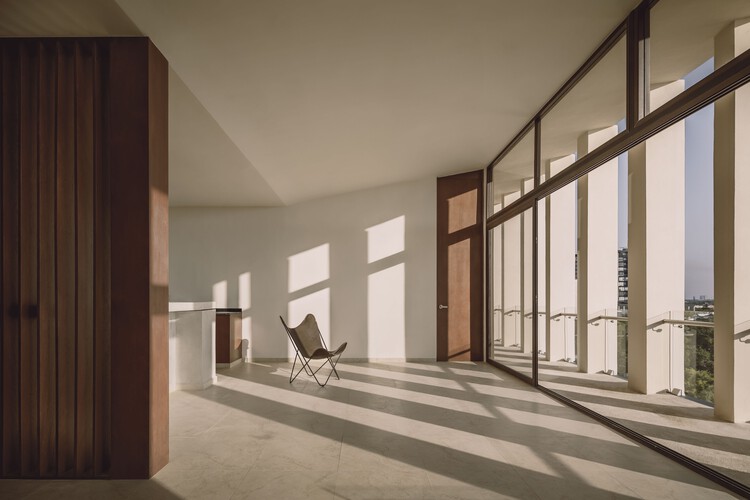 Manté Apartments / Esencial Studio - Интерьерная фотография, Стул, Окна, Луч