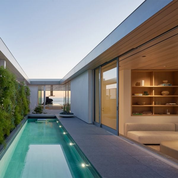 Montalba Architects отдает приоритет природе в Manhattan Beach House