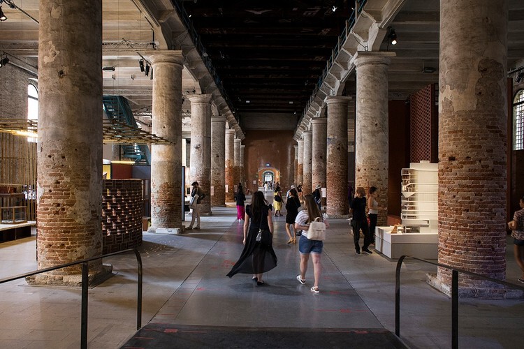 На месте в Венеции: 11 интервью с кураторами, обсуждающими влияние Венецианской архитектурной биеннале 2023 года