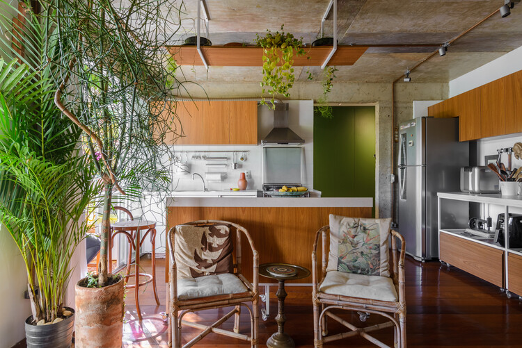 Nômade Apartment / Coarquitetos - Фотография интерьера, кухня, стул, столешница, балка