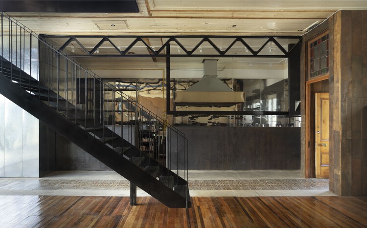 Montt 727 Restoration / Fantuzzi + Rodillo Arquitectos - Интерьерная фотография, лестницы, балки, перила