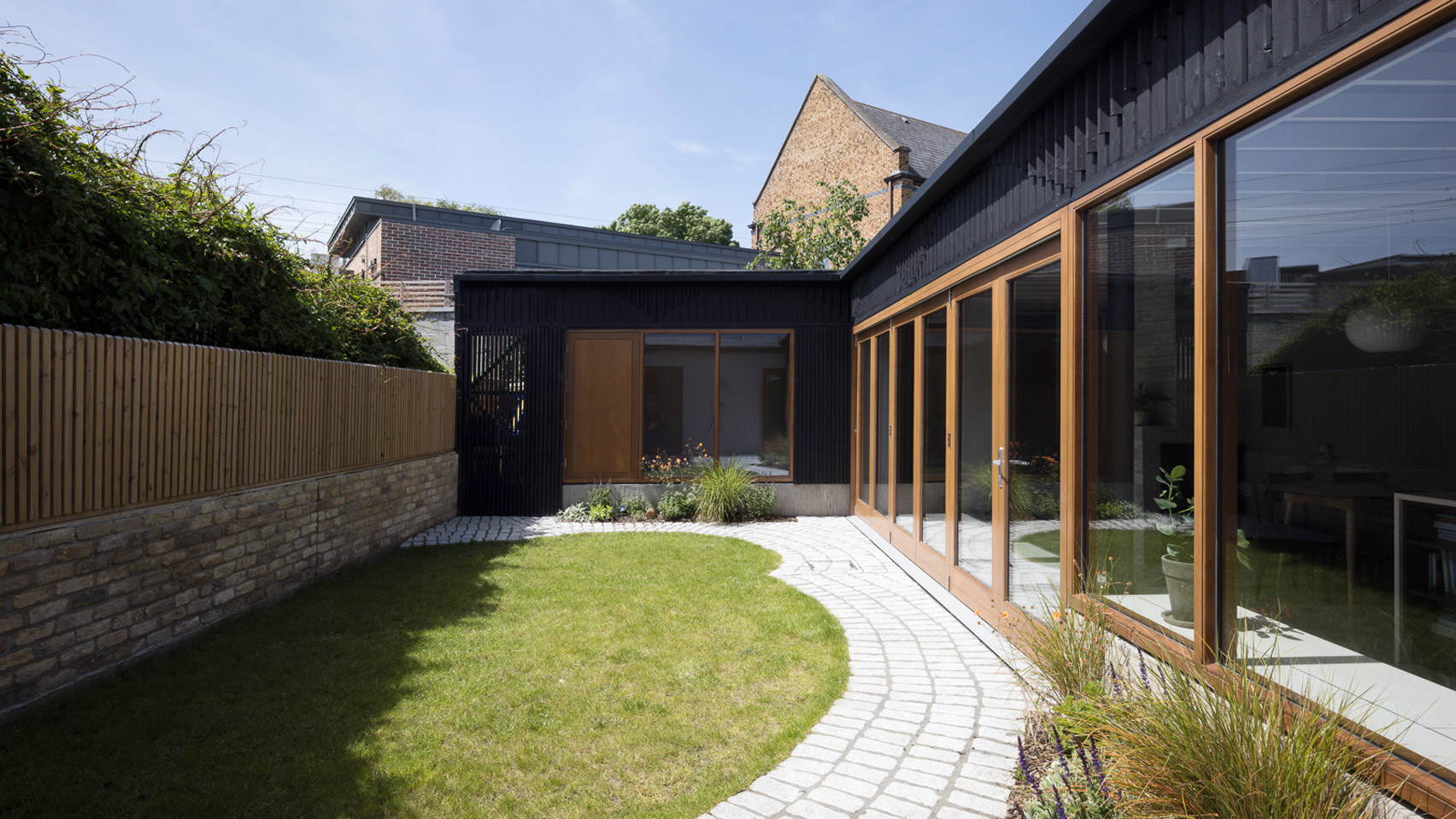 Scullion Architects превращает дом Vavasour в садовый «святилище»