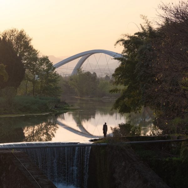 Стальные арки поддерживают мост через реку Цзянси от Zaha Hadid Architects