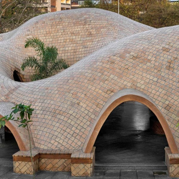 Струящиеся сводчатые крыши на вершине арт-пространства Таранга от The Grid Architects