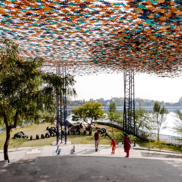 Studio Saar украшает парк Удаан навесом из разноцветных птиц
