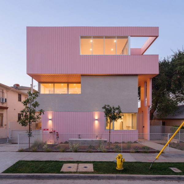 Yu2e опирается на исторические стили для создания проекта розового жилья в Лос-Анджелесе.