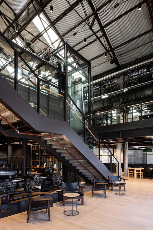 Локомотивная мастерская / Sissons Architecture - Фотография интерьера, лестница, балка, сталь