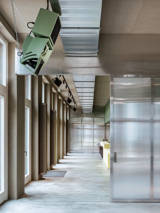 LES Campus / RHO - Фотография интерьера, лестница, колонна
