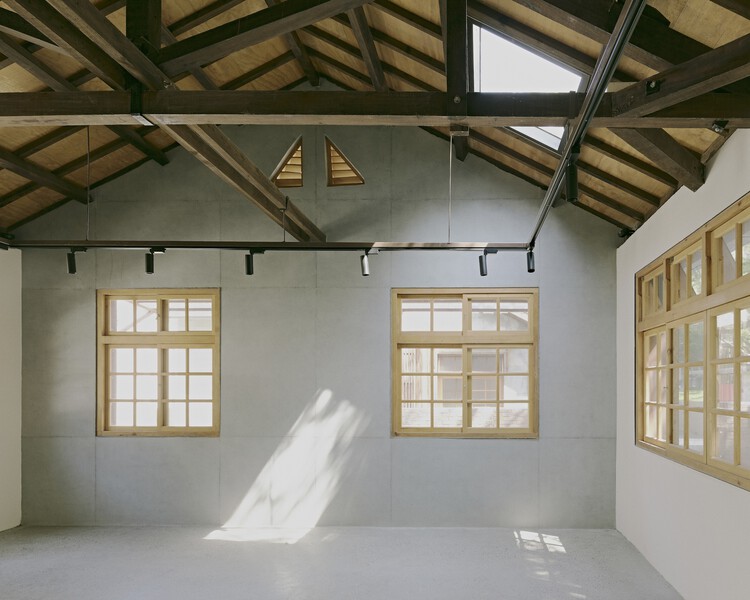 Генеральская деревня Фаза II / PUMT Architects - Фотография интерьера, спальня, окна, балка