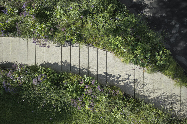 Мемориал жертвам семейного насилия в Викторианском стиле / Muir + Openwork - фотография экстерьера, забор, сад