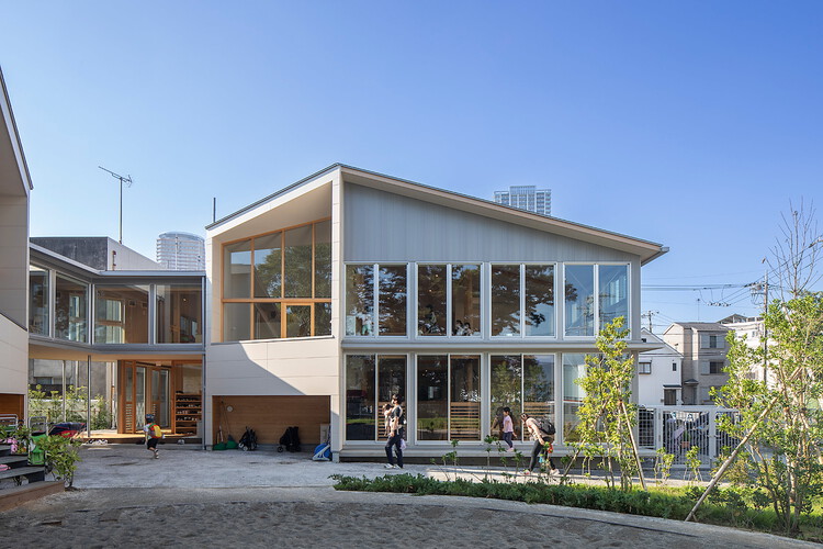 Детский сад Касимада / TERRAIN Architects - Экстерьерная фотография, окна, фасад