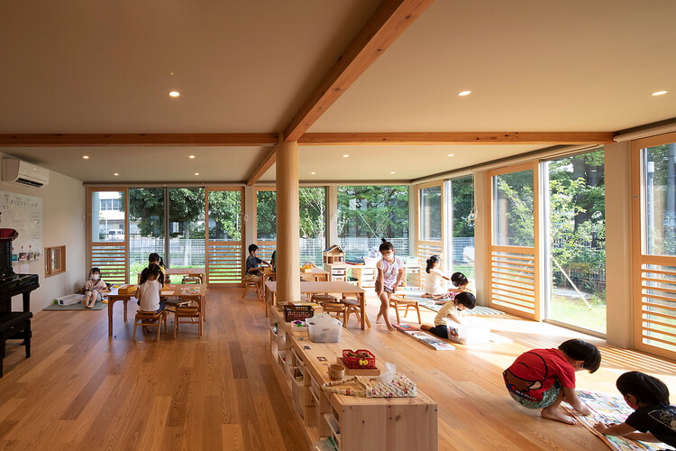 Детская комната Касимада / TERRAIN Architects - Фотография интерьера, окна, стул