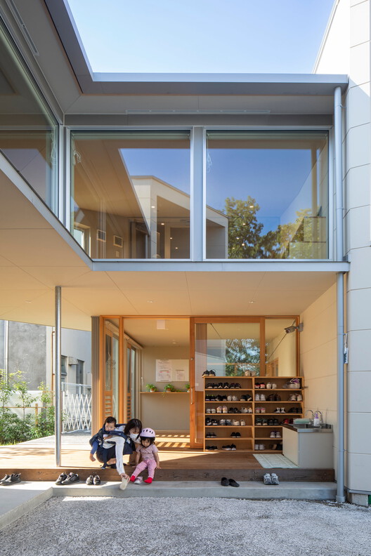 Детский сад Касимада / TERRAIN Architects - Фотография интерьера, кухня, фасад, окна