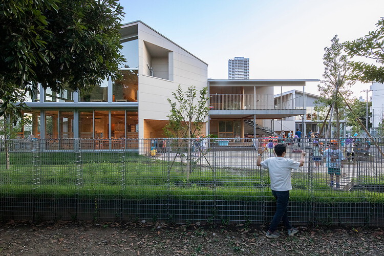 Детский сад Касимада / TERRAIN Architects - Экстерьерная фотография, Окна, Забор, Фасад