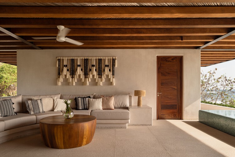 Taloel House / Zozaya Arquitectos - Фотография интерьера, гостиная, диван, балка, окна, терраса
