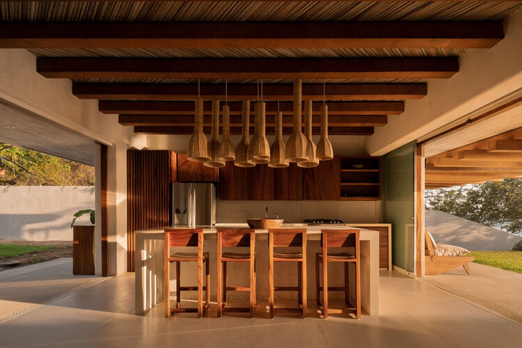 Taloel House / Zozaya Arquitectos - Фотография интерьера, балка, колонна, стул