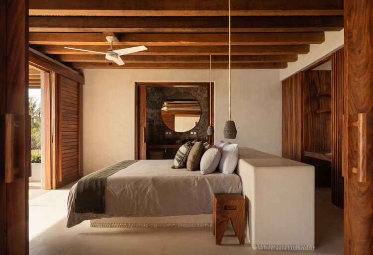 Taloel House / Zozaya Arquitectos - Фотография интерьера, спальня, кровать, балка