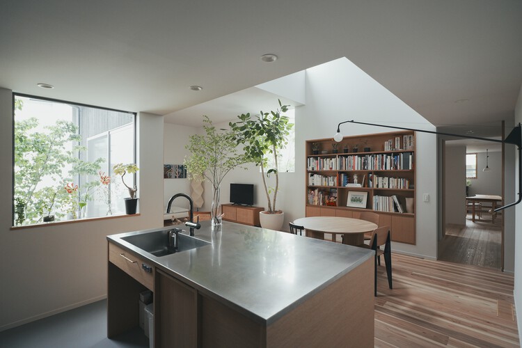 Дом в Минами-мати / Jun Yamaguchi Architects — Фотография интерьера, кухня, раковина, столешница, стол, стеллажи, окна, стул