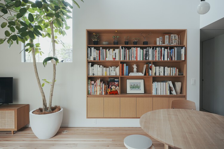 Дом в Минами-мати / Jun Yamaguchi Architects — Фотография интерьера, стеллажи, стол