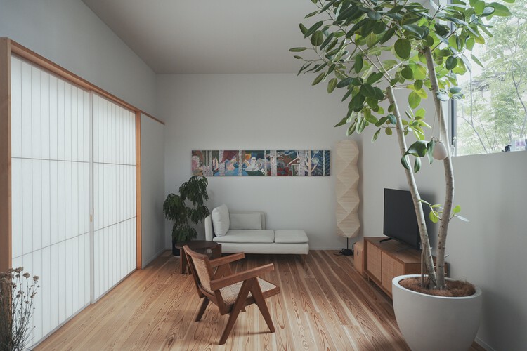 Дом в Минами-мати / Jun Yamaguchi Architects — Фотография интерьера, гостиная, стол