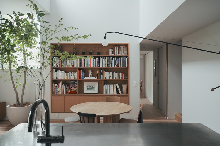 Дом в Минами-мати / Jun Yamaguchi Architects — Фотография интерьера, стол, стеллажи, стул