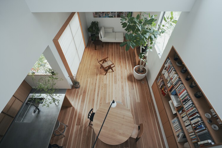 Дом в Минами-мати / Jun Yamaguchi Architects — Фотография интерьера, лестница, перила, окна