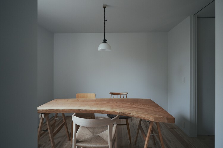 Дом в Минами-мати / Jun Yamaguchi Architects — Фотография интерьера, Столовая, Стол