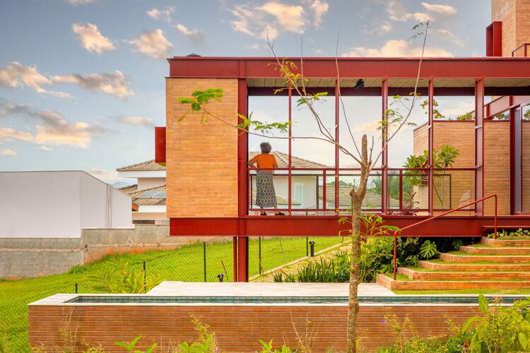 Цвет в конструкциях и ограждениях: применение в современном жилищном строительстве в Латинской Америке — изображение 7 из 19