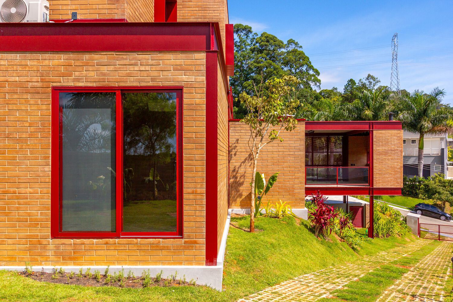 Цвет в конструкциях и ограждениях: применение в современном жилищном строительстве в Латинской Америке