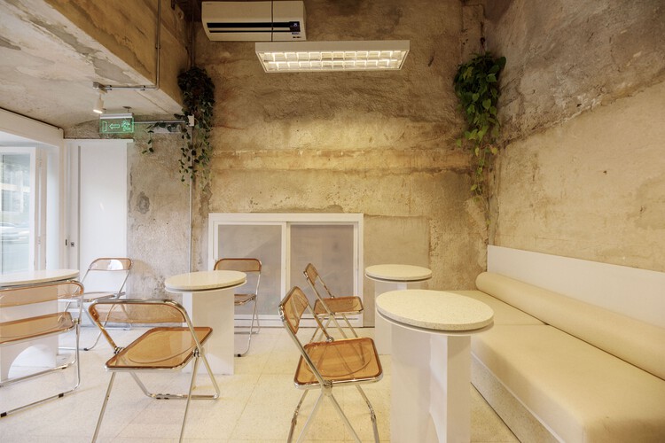Кафе-студия / Toro Arquitectos - Фотография интерьера, стол, стул, окна