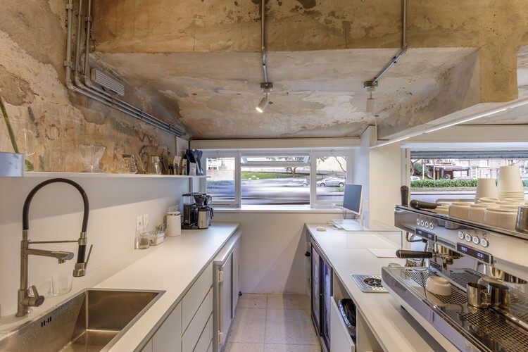 Кафе-студия / Toro Arquitectos - Фотография интерьера, кухня, раковина, столешница, окна, балка