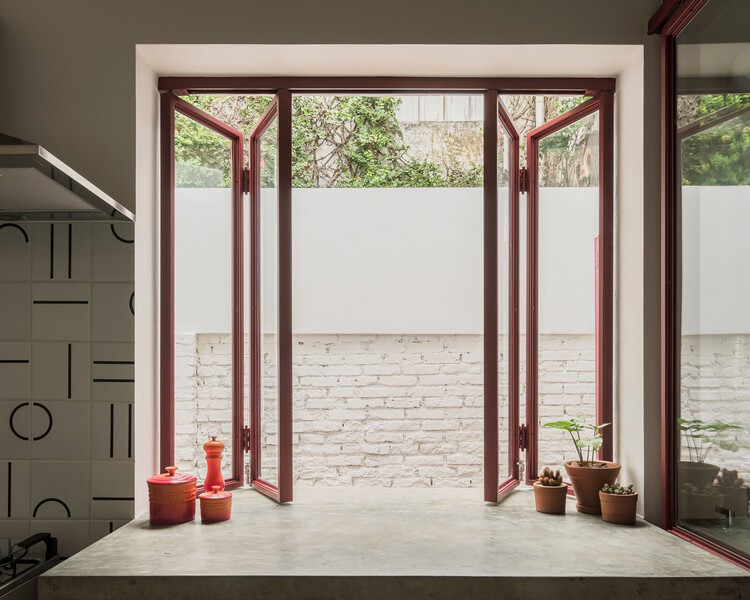 Саракура Дом |  Ремонт Sobrado в Бехиге / entre escalas - Фотография интерьера, двери, окна
