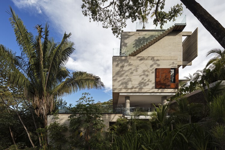 Дом Гуарумо / VOID - Фотография Экстерьера, Окна, Фасад