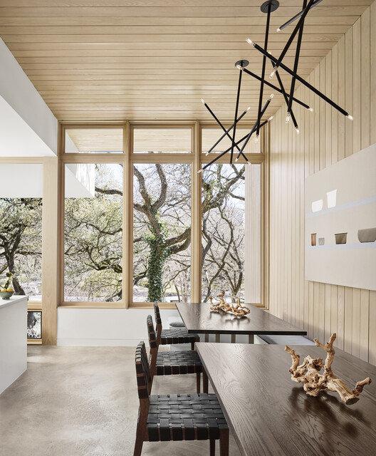 Дом потомков / Архитектура Мэтта Файкуса — фотография интерьера, кухня, стол, дерево