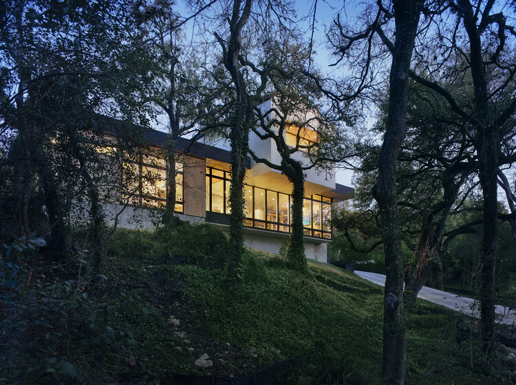 Дом потомков / Архитектура Мэтта Файкуса — фотография экстерьера, окна, лес
