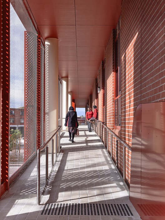 Колледж Маунт-Александер / Kosloff Architecture — Фотография интерьера, кирпич, перила