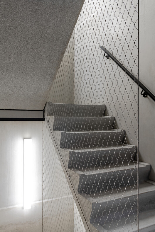 Жилой дом YCON / Studioninedots - Фотография интерьера, лестница, перила, сталь