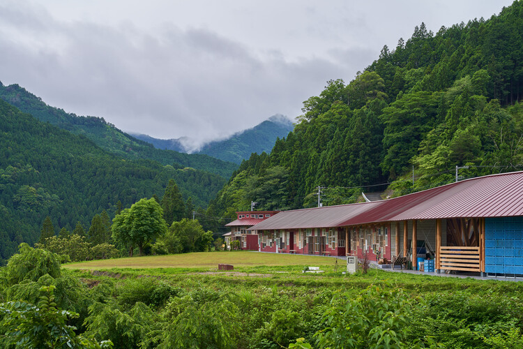 Центр нулевых отходов Камикацу / Хироши Накамура и NAP — фотография экстерьера, лес, сад