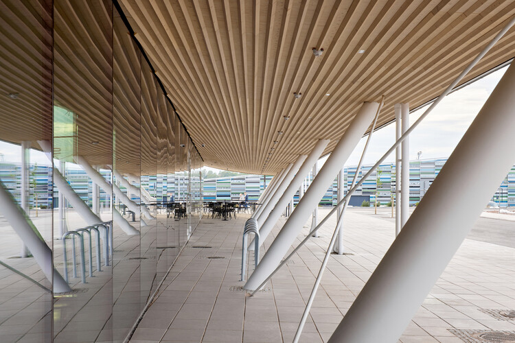 Центр мероприятий Сатама / ALA Architects - Фотография интерьера, перила